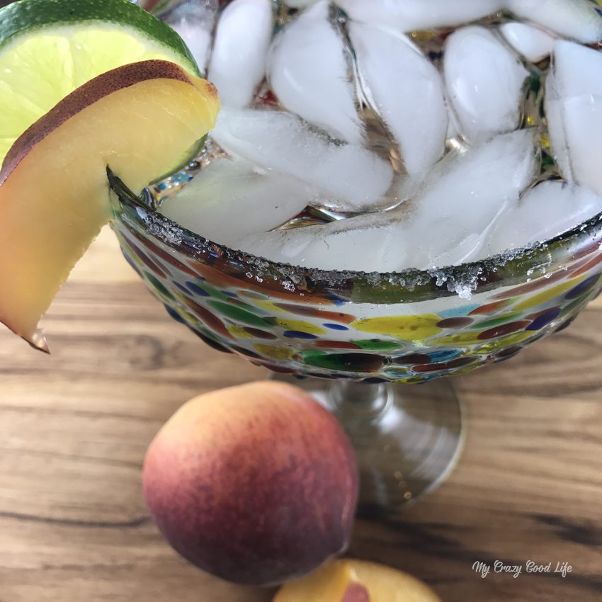 Making a delicious cocktail doesn't have to be hard work. Take this 100 calorie peach margarita for example, it's quick and easy to make! 