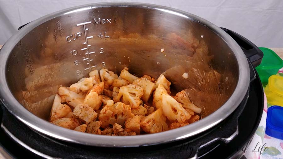 This healthy buffalo chicken mac and cheese is made with cauliflower, and I've included information for both the 21 Day Fix and 2B Mindset. This spicy cauliflower mac and cheese with chicken is that it's got a boost of protein, no FFCs, and veggies first, so it's also good for a 2B lunch or dinner! Instant Pot, slow cooker, and stove top directions included. #2BMindset #21DayFix #recipes #instantpot