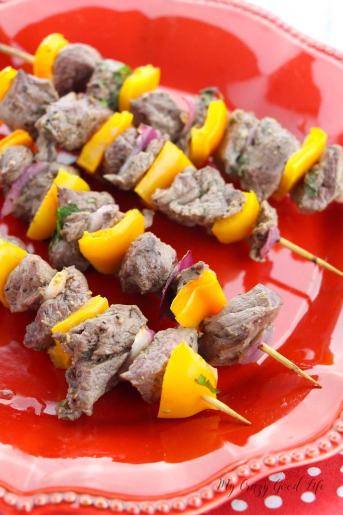 These greek kebabs are delicious, healthy, and family approved. We love this healthy beef kebab recipe year round. They're 21 Day Fix & 2B Mindset friendly! Greek Kebabs | Healthy Beef Kebab Recipe | Beef Kebab Grill Recipe | Grilled Kebabs #21DayFix #beachbody #2BMindset #healthyrecipes #21dfx #veggiesmost #beachbodyrecipes #healthydinners #recipes