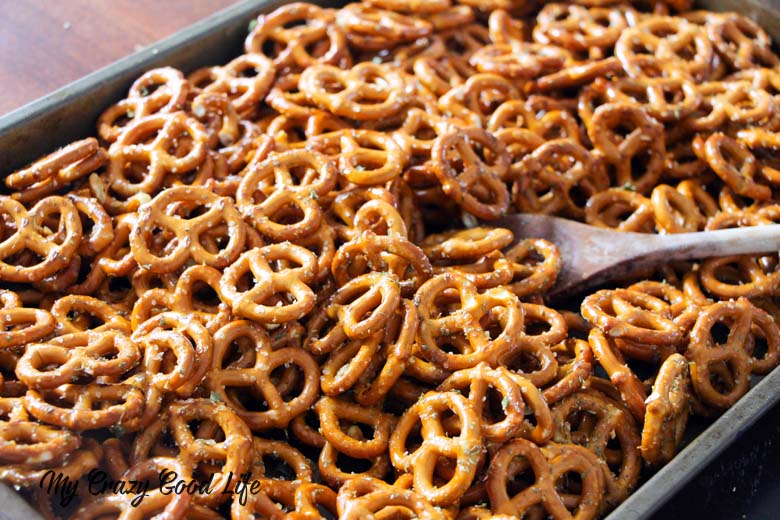 These healthy Ranch Pretzels are the perfect mid-day snack! No seasoning packed needed as you can mix your own spices for a healthier snack. These ranch flavored pretzels are a kid friendly snack! 21 Day Fix Treat Swap | Healthy Snack Recipe | Kid Snacks | Ranch Snacks