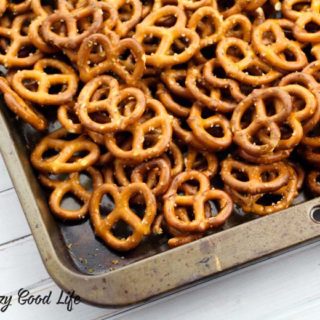 These healthy Ranch Pretzels are the perfect mid-day snack! No seasoning packed needed as you can mix your own spices for a healthier snack. These ranch flavored pretzels are a kid friendly snack! 21 Day Fix Treat Swap | Healthy Snack Recipe | Kid Snacks | Ranch Snacks