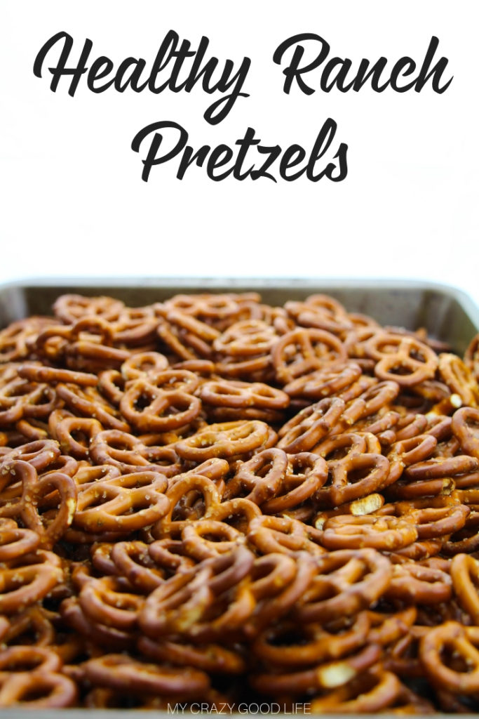 These healthy Ranch Pretzels are the perfect mid-day snack! No seasoning packed needed as you can mix your own spices for a healthier snack. These ranch flavored pretzels are a kid friendly snack! 21 Day Fix Treat Swap | Healthy Snack Recipe | Kid Snacks | Ranch Snacks