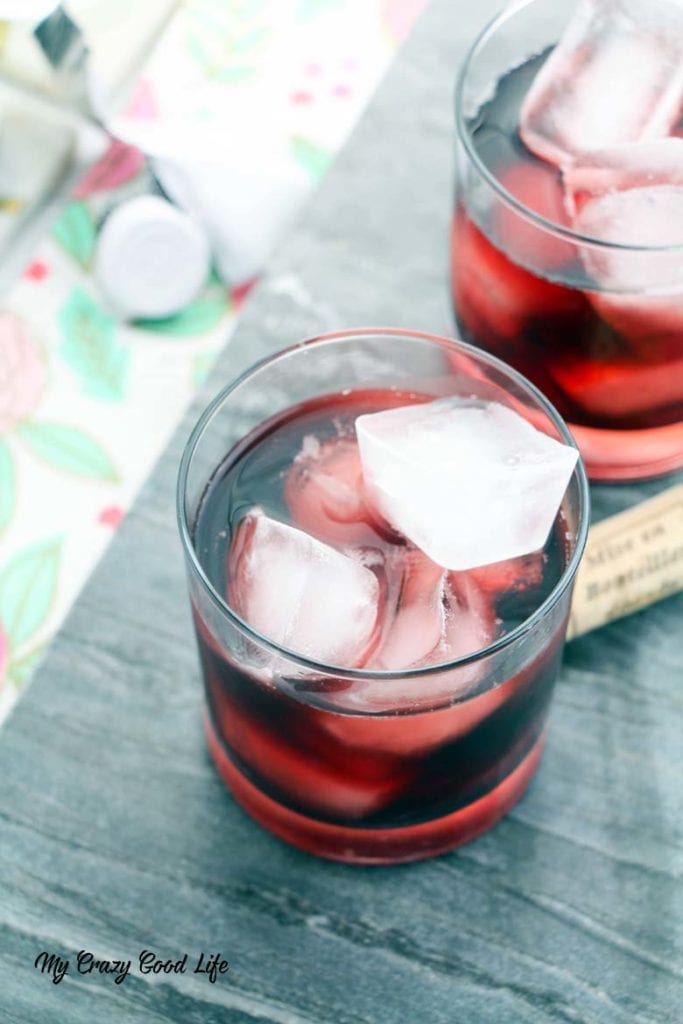 This Red Wine Margarita recipe is so easy! You'll impress your friends with this Sangria style cocktail. Tequila, red wine, and triple sec make up this happy hour cocktail. Margarita Recipe | Margarita Cocktail | Red Wine Cocktail | Red Wine Recipe #wine #margarita #cocktail